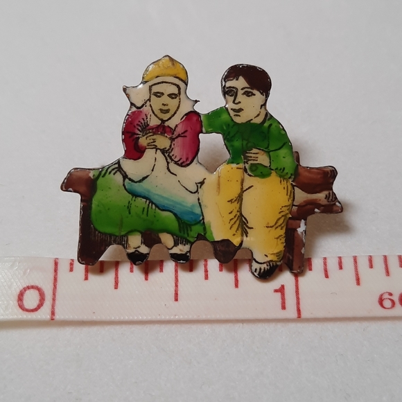 Vintage Dutch Couple on a Bench Scatter Pin - Picture 4 of 5